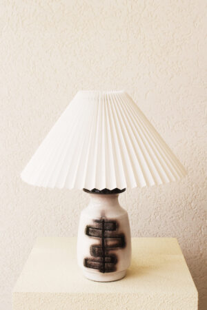 גוף תאורה ליד מראה