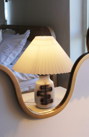 גוף תאורה ליד מראה